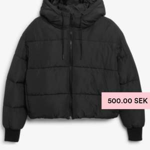 Säljer denna svarta monki jacka, knappast använd och väldigt fin. Den är i xxs men passar lika bra som xs! Frakt ingår inte