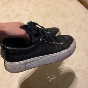 sneakers platform - Säljer ett par platform sneakers med svart fake skinn och en vit platå, använd skick!