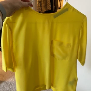 Snygg blus från RL - Gul härlig blus från RL! Knappar i ryggen. Lite kortare i modellen. Använd 1 gång!
