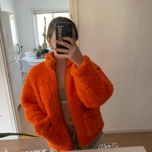 Lurvig jacka från Junkyard - Lurvig orange jacka från Junkyard. Använd ca 2 gånger. Storlek S. 300kr + frakt. 
