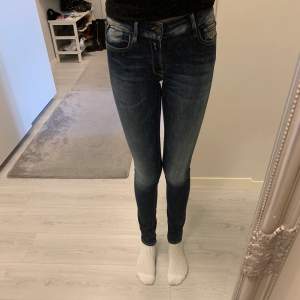Jag säljer ett par Replay jeans, stk W26L32. De är i bra skick och passar perfekt nere vid fötterna (är 168 cm). De är superfina och har fina detaljer. 