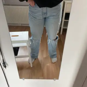 Dessa skitsnygga brallor som jag inte tror att någon har missat. Dessa jeans är andvända ca 4 gånger och jag gillar inte hur dom sitter på min kropp. Nypris var 600 kKöpare står för frakt. Pris kan även diskuteras 