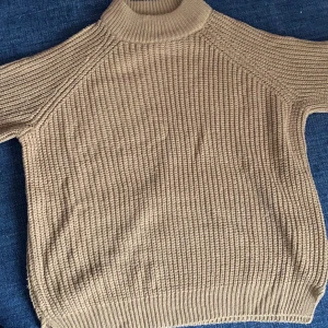 Brun stickad tröja - Brun stickad tröja från vero moda. Köpt för 300 kr och använd 2 gånger. Köprare står för frakt
