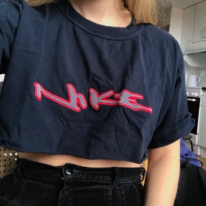 Cropped nike tee - Nike tee som är avklippt av mig. Mörkblå med rött och grått tryck i nåt sammetsliknande material! Fint skick 
