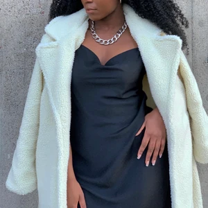 Teddykappa - Jättemysig lång teddykappa som passar perfekt för säsongen nu när vädret skiftar så ofta. Båda bilderna är jag själv ❤️