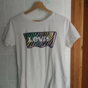 Levis shirt - I använd Levis shirt storlek xs köpte den för 250kr säljer den för 100+ frakt