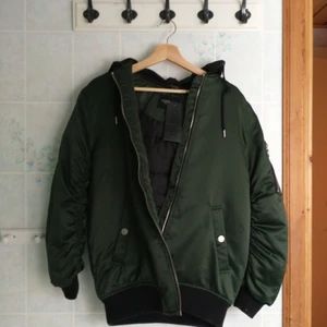 CoolCat - Bomberjacket storlek s helt ny köpte den för 60 euro (600kr) säljer den för 200kr +frakt