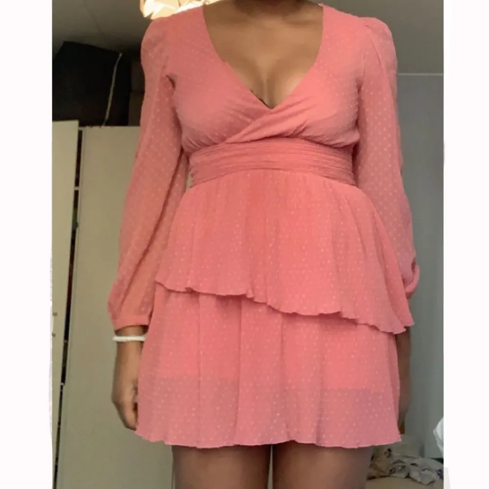 Super fin rosa sommar klänning från zara!! Klänningen skorlek S. För fler frågor och bilder är det bara att skriva :). Klänningar.