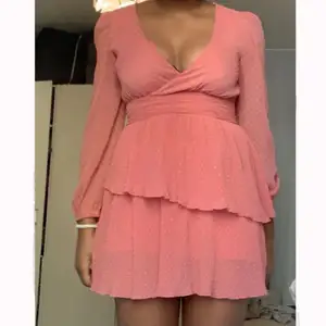 Super fin rosa sommar klänning från zara!! Klänningen skorlek S. För fler frågor och bilder är det bara att skriva :)
