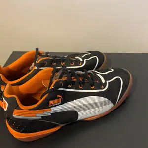 Orange/svarta inomhusskor från Puma. Unisex sko i strl 38 :) 