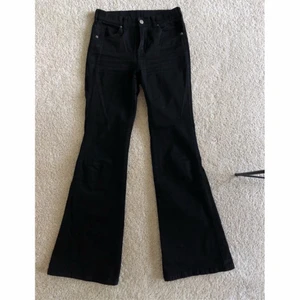 Svarta bootcut jeans - Mellan hög midja, Sitter väldigt bra på!                          Nypris: 400kr