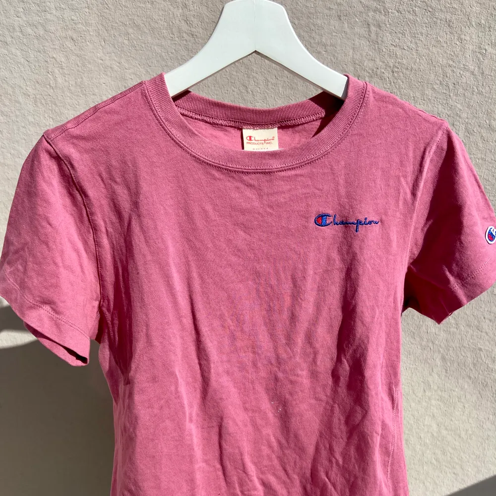 Säljer min champion tröja i färgen rosa, köpt från Urban outfitters💕💕 Är du intresserad så kontakta mig 📱 Köparen står för frakten! 🚚 📦 . T-shirts.