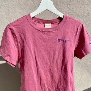 Säljer min champion tröja i färgen rosa, köpt från Urban outfitters💕💕 Är du intresserad så kontakta mig 📱 Köparen står för frakten! 🚚 📦 