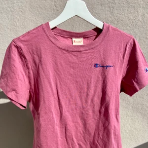 Champion tröja - Säljer min champion tröja i färgen rosa, köpt från Urban outfitters💕💕 Är du intresserad så kontakta mig 📱 Köparen står för frakten! 🚚 📦 