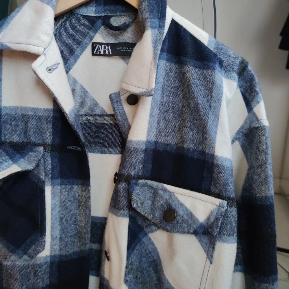Fräsch, snygg och användbar jacka/overshirt från Zara. Köpare står för frakt! ☺️. Jackor.
