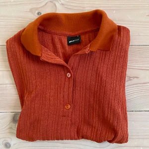 Orange topp  - Säljer denna fina topp från Gina Tricot. Knappt använd. Frakt ingår ej💕