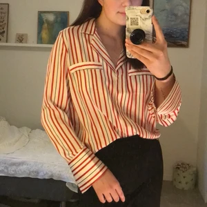 Glansig och silkig blus/skjorta - Väldigt mjuk och fin blus/skjorta i strl 38 från gina tricot. Den känns nästan som silke men är av polyester. Väldigt fint skick då den bara använts ett fåtal gånger.  Kan mötas upp i ulricehamn eller skicka och köparen står för frakten.