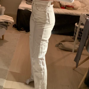 Vita nakd jeans - Vita jeans från nakd i storlek 34. Lite större i modellen så skulle absolut kunna passa en 36a. Köpt för 499kr, använda fåtal gånger och i fint skick. Priset går att diskutera och köparen står för frakten💜💜
