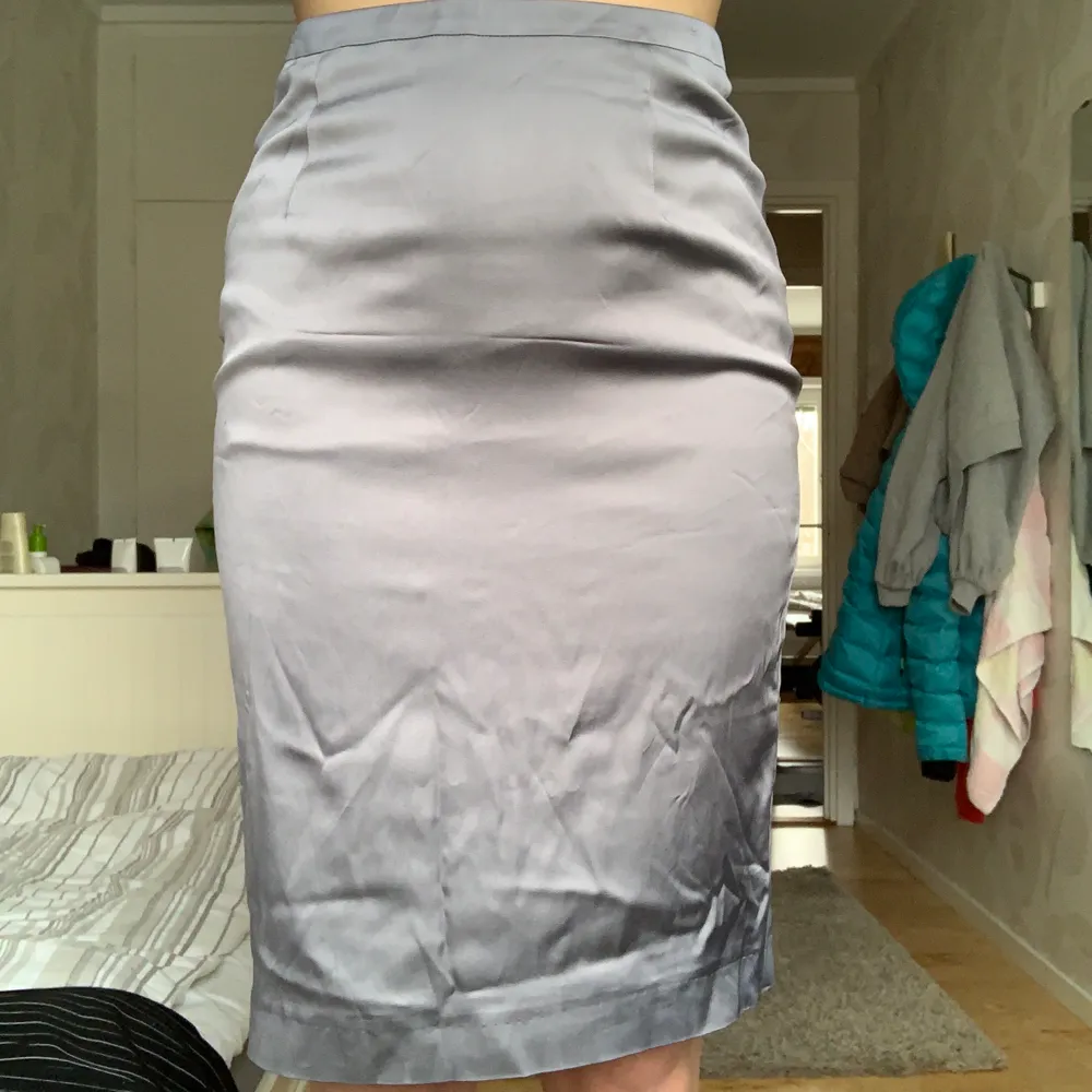 Grå satinliknande kjol med underkjol. Material: 75% viskos 22% polyamid 3% elastan Skick: bra skick knappt använd. Buda från 50kr. Kjolar.