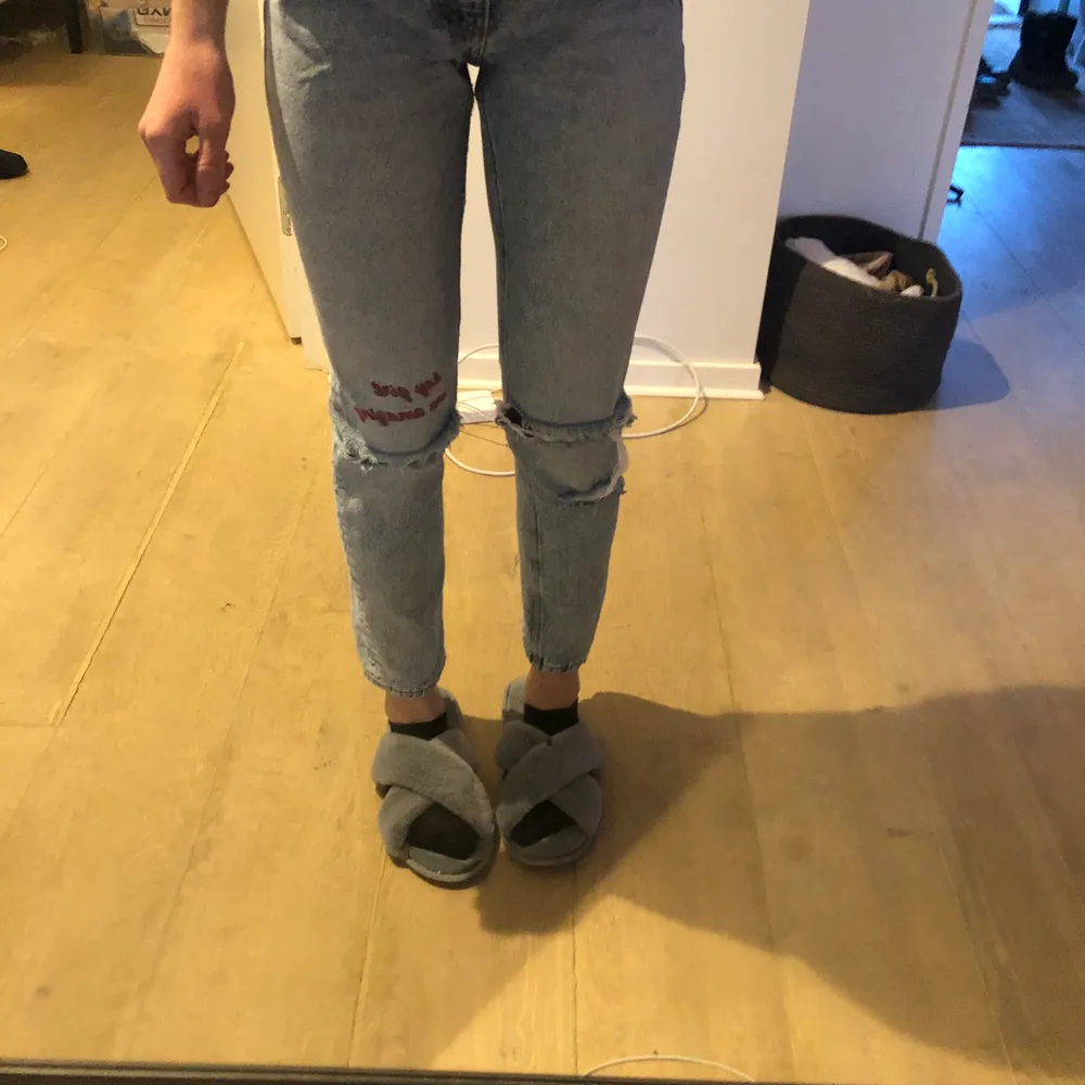 Säljer dessa snygga jeans från monki på grund av för små. Väldigt fina slitningar och perfekt passform. Endast använda ett fåtal gånger💜. Jeans & Byxor.