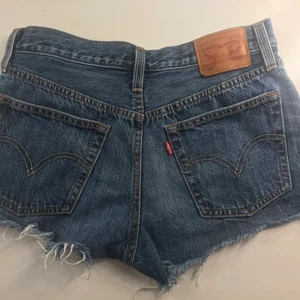 Levis shorts - Säljer oanvända ÄKTA Levis shorts i strl S. Köpta för 800 kr. Säljer för 350 kr då dem inte passar mig. 