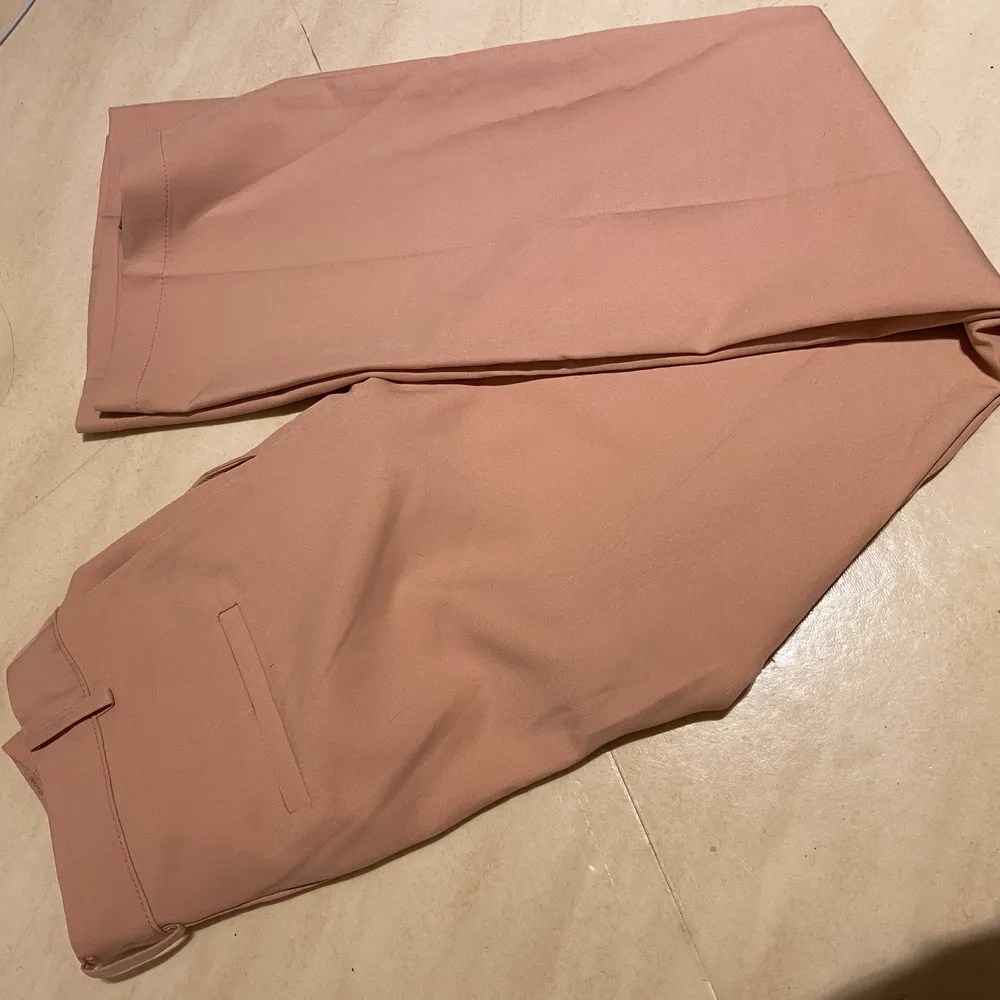 Beiga/ljusrosa kostymbyxor ifrån bikbok (nypris 399kr) använda endast 2 gånger men säljer eftersom jag inte tyckte dessa passade så bra på mig. De är i storleken 34 men kan säga att de passar även S. Jeans & Byxor.