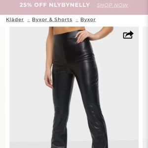 Skinnbyxor med slits  - Säljer mina skinnbyxor då dom är för långa  för min längd 160 cm. Använda två gånger och är i storleken S (original pris 400 kr) 