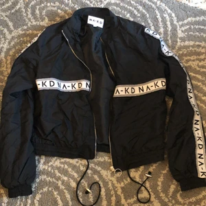 Nakd jacka - En tunn vårjacka från nakd. För mig som är 175 så är de alldeles för kort i armarna eftersom strl 34. För fler bilder kontakta. Se bio för mer info:)
