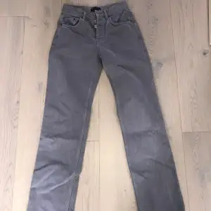 Säljer dessa ASOS jeans, är lavendel färgade i verkligheten. Säljer pga för små, använt dom en gång