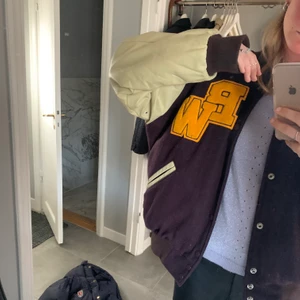 Sjukt cool varsity jacka  - intressekoll på denna snygg och bekväm varsity jacka köpt här på plick för 800kr. jackan i utmärk skick. På bilden uppfattas jackan som lilaaktig men är brun med gula detaljer! Storlek s men sitter oversized på mig som vanligtvis har s, Buda utan frakt❤️ 