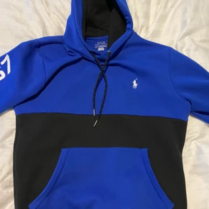 Ralph lauren - Ralph lauren hoodie. Storlek XS sitter som S, köpt i USA för 1300 finns inte i sverige. Riktigt snygg. 