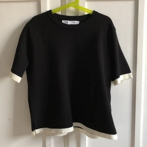 Fin t-shirt från zara - Stilren lite tjockare t-shirt från zara som tyvärr inte kommit till användning. Köpare står för frakt på 66kr
