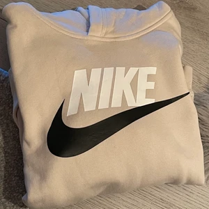 Nike hoodie  - Passar någon som har storlek xs. Nyskick, super fint. Frakten är 66kr spårbart med PostNord, gåva ingår alltid 