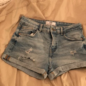 basic denim shorts  - Säljer mina fina ljus blåa denim shorts som har andvänds tre gånger. I storlek 36.