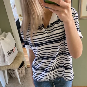 tshirt - jätte söt randig tshirt med krage. tycker om jätte mycket men använder knappt längre. skriv privat ifall du har fler frågor ❤️