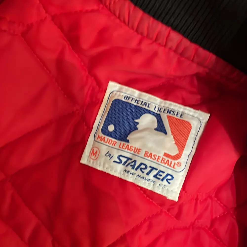 Säljer min röda jätte fina bomber jacka official baseball jacka by starter. Size medium.. Jackor.