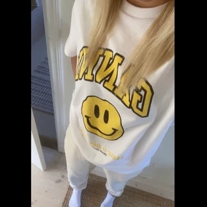 Ganni t-shirt - Säljer min ganni t-shit i storlek S då den inte kommer till användning tyvärr. Endast använda en gång.💞💞 frakt tillkommer. Pris kan diskuteras.