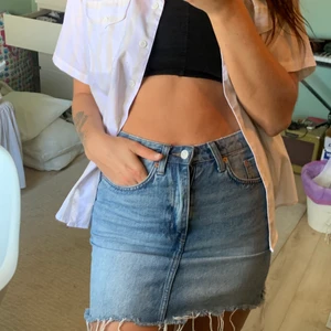 Weekday jeanskjol - Superfin jeanskjol från weekday! Använd ytterst fåtal gånger. Storlek S. 173cm o den sitter bra på mig. 💓✨