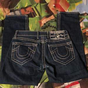 Säljer dessa True Religion jeans i vad jag skulle säga är 30/30 👍😺 de är i bra skick - inga flaws 🙌🙌 