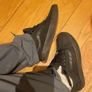 Vans - Ett par helt svarta Vans, använda väldigt få gånger då jag har många andra skor, strl 38,5 men passar 38 också 🖤🖤🖤