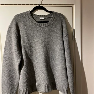 Filippa K stickad max sweater - Säljer nu min stickade Filippa K tröja då den bara hänger på mitt rum. Den är lite loose i passformen och väldigt skön, köptes för några månader sen och har använts ca 5 gånger. Väldigt väldigt fin tröja men den passade ej mig i smaken. Jag är 187 och den sitter perfekt på mig. Jag kan tänka mig att sänka den vid snabb affär. 