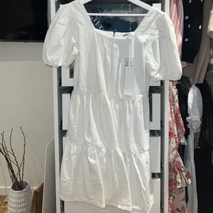 Sommarklänning - Supersöt sommarklänning som är i storlek 36. Köptes i somras men har tyvärr aldrig fått användning av den så lappen sitter kvar🤍🤍