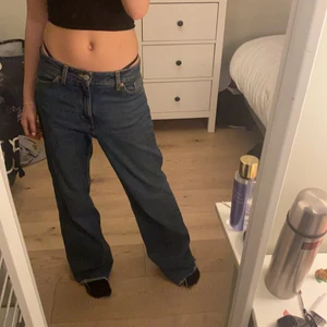 Monki jeans - Monki jeans i modellen yoko, säljer pga av att jag inte använder dom längre och inte riktigt är min stil. Dom är lite för långa på mig som är 163 och ör lite slitna där nere men annars är dom i bra skick💟