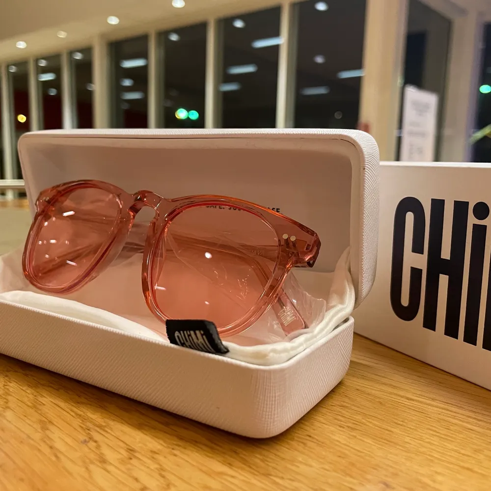 Ett par super fina rosa chimi solglasögon med ljusrosa och transparent glas. Perfekta inför varma sommardagar. Helt oanvända och används ej därav säljer jag de! 💖. Accessoarer.