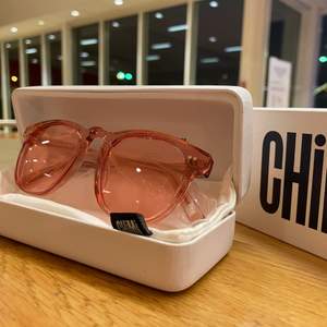 Ett par super fina rosa chimi solglasögon med ljusrosa och transparent glas. Perfekta inför varma sommardagar. Helt oanvända och används ej därav säljer jag de! 💖
