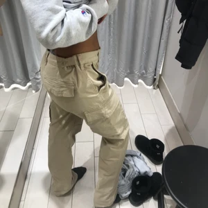 Cargo byxor - Världens finaste cargo byxor i tall modell (jag är 173 cm). Storlek 30x34 passar mig som vanligtvis är storlek S. Frakt betalas av köparen :)