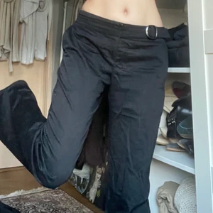 Kostym byxor  - Super fina svarta kostymbyxor Hittar ingen lapp i byxorna men storlek är nog 27-29 i midjan. Jag är 178 vi och de gör hela vägen ner till marken. 