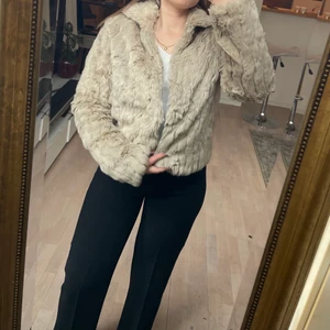 Kort pälskappa - Säljer en kort pälskappa i st XS. Använd endast ett fåtal gånger och köpt för 799 kronor på vila. 