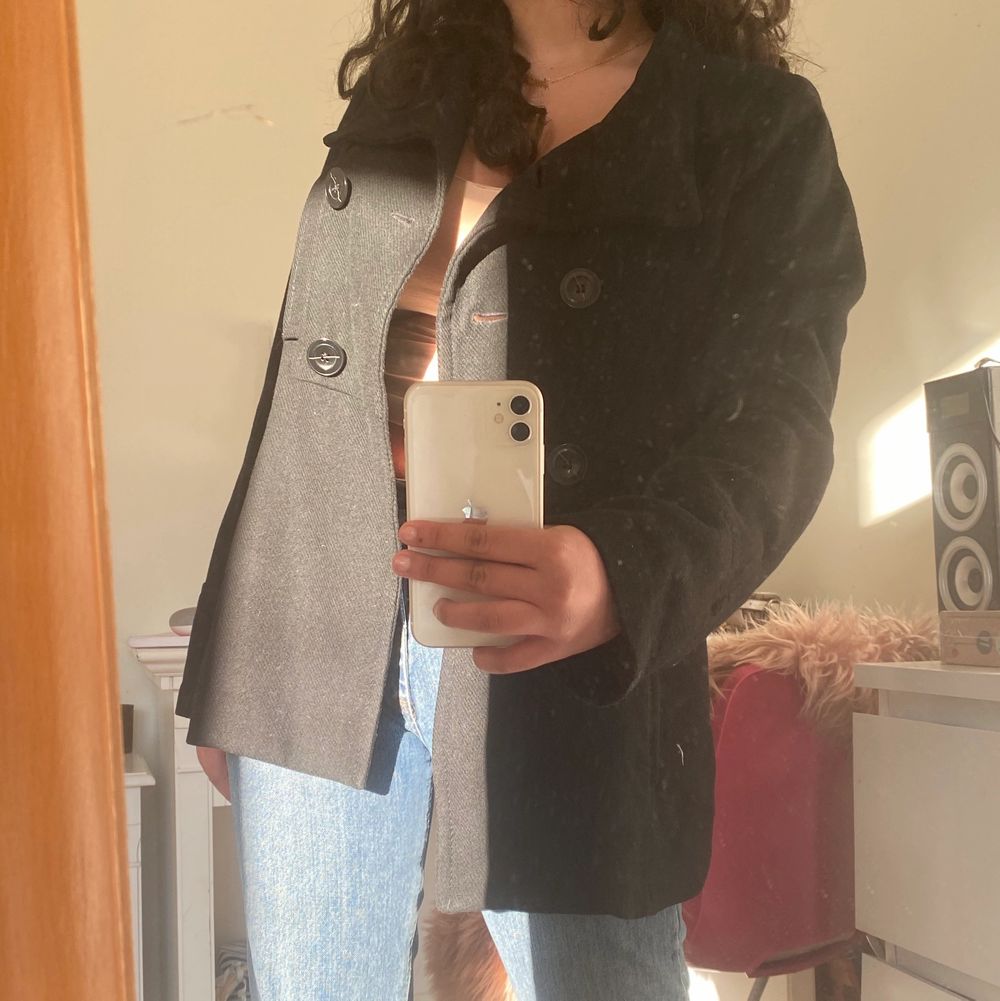 Rocken är hur skön som helst och passar perfekt nu inför våren. Som ni kan se så är den svart och materialet skiljer sig inte åt från bild nmr 3. Har en rätt lik rock hemma så det är lika bra att sälja denna. Hit me up för mer information!😃💗💘💞💕. Jackor.