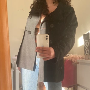 Rock Strl 42 - Rocken är hur skön som helst och passar perfekt nu inför våren. Som ni kan se så är den svart och materialet skiljer sig inte åt från bild nmr 3. Har en rätt lik rock hemma så det är lika bra att sälja denna. Hit me up för mer information!😃💗💘💞💕